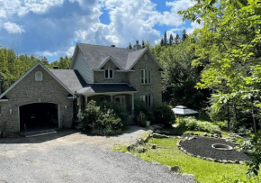 Peaceful house in the heart of nature with a pond Sainte-Anne-Des-Lacs